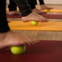 Massage des pieds avec balle de tennis